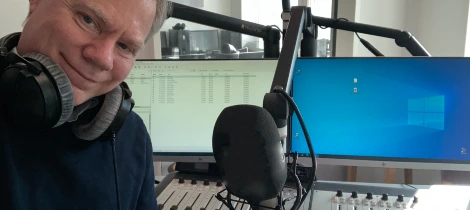 Steve Crilley im Radio Studio